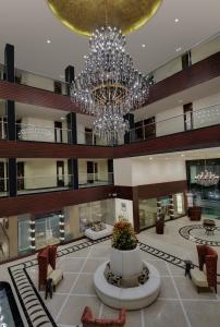 海得拉巴美仑海德拉巴阿比兹酒店的大楼内带大吊灯的大型大堂