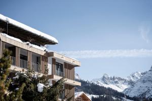 拉瓦莱Hotel Plan Murin的享有雪覆盖山脉景致的建筑