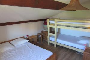 卡布勒通Appartement Pour 3/4 Personnes Avec Vue Sur Le Port De Plaisance- Residence Notre-Dame的一间小卧室,配有一张双层床和一张双层床。