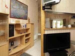 安斯艾厄6 person holiday home in Ansager的客厅配有电视和大屏幕电视。