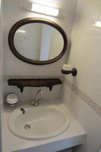 卡布勒通Appartement Pour 3/4 Personnes Avec Vue Sur Le Port De Plaisance- Residence Notre-Dame的一间带水槽和镜子的浴室