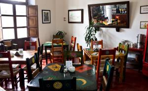 贾拉普波萨达德尔卡费托酒店的一间带桌椅和镜子的用餐室