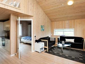 法贾德嘉德8 person holiday home in Ulfborg的客厅配有沙发和1张床