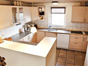 维泽桑讷16 person holiday home in Hvide Sande的厨房配有白色橱柜和台面