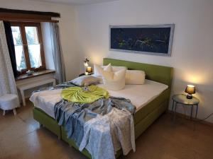 圣玛利亚瓦尔姆斯塔尔B&B Villa Stelvio的一间卧室配有一张带绿色床头板的床