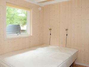 Three-Bedroom Holiday home in Oksbøl 17客房内的一张或多张床位