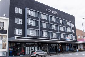 东伦敦Modern apartments at CZ KUBS的一座黑色的建筑,前面有一辆汽车