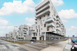 弗罗茨瓦夫Apartments Wrocław Aleja Architektów by Renters的街道上公寓楼 ⁇ 染