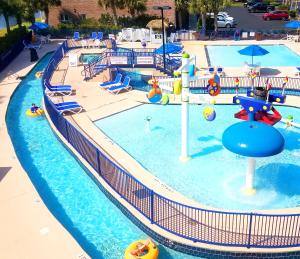 默特尔比奇Grand Palms Resort的一个带水上滑梯的水上公园的游泳池