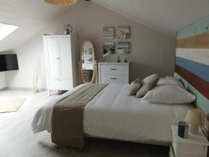 蒙特雷ETCHE ARGUINIA CHAMBRES HOTES的一间卧室配有一张大床和镜子