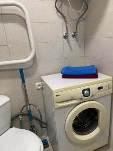 切尔卡瑟Апартаменты на ГОГОЛЯ,460的一间带洗衣机和卫生间的浴室