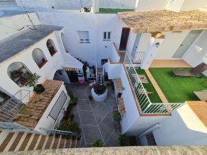 贝赫尔-德拉弗龙特拉El Aljibe de Cobarrubias的享有白色房屋的空中景致,设有庭院。