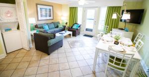 默特尔比奇Grand Palms Resort的客厅配有沙发和桌子
