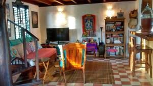 普拉亚埃斯佩洛Casa Vila Do Outeiro的客厅配有电视和桌椅