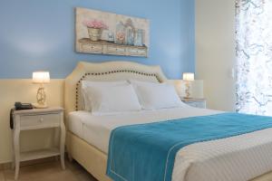 艾拉方索斯Elafonisos Resort的一间卧室配有一张蓝色墙壁的床