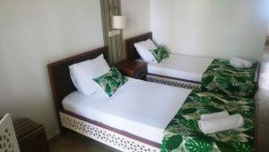 奥尔塔贾Nehir Dalyan Boutique Otel的绿白色酒店客房的两张床