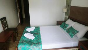 奥尔塔贾Nehir Dalyan Boutique Otel的一间卧室配有带毛巾的床