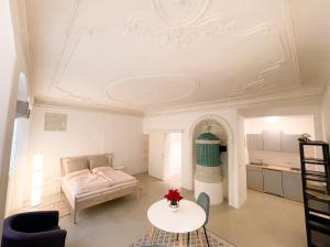 博尔扎诺Lauben Suite Old Town Bolzano的客厅配有沙发和桌子