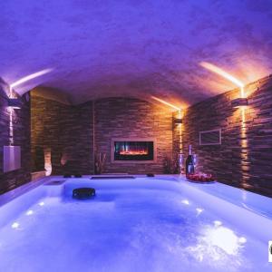 维泰博CHAPLIN Luxury Holiday House的带壁炉的客房内的大浴缸