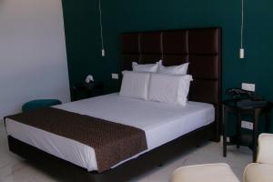 塔拉法尔Hotel Por Do Sol的一间卧室配有一张大床和棕色床头板