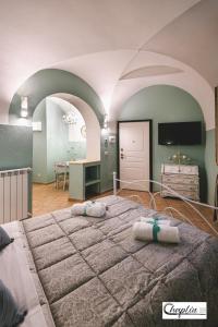 维泰博CHAPLIN Luxury Holiday House的一间卧室配有一张大床和两个枕头