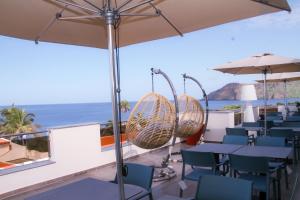 塔拉法尔Hotel Por Do Sol的一间带桌椅的海景餐厅