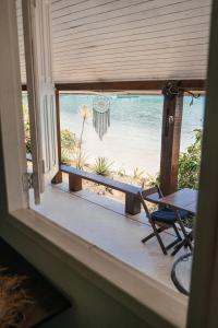 阿布拉奥Bonito Paraiso Ilha Grande的从房子的窗户可欣赏到海滩景色
