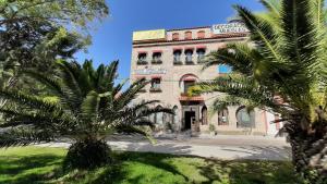莱加内斯Casa solis的前面有棕榈树的建筑