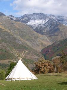 加瓦尔尼Tipi nature grand confort的白领,在山地的背景中