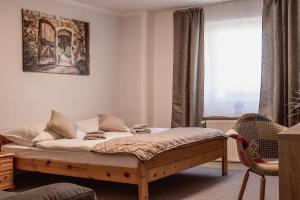 弗林布尔克Penzion Pohoda的一间卧室设有一张床和一个窗口