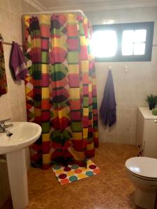 亚伊萨Love Yaiza的浴室设有色彩缤纷的浴帘和水槽