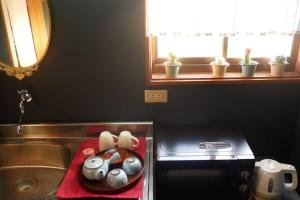 淡路民泊 桔梗的厨房柜台设有水槽和一碗眼光