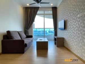 马六甲The Wave Suites Melaka的带沙发和电视的客厅