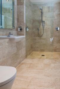 兰卡斯特兰卡斯特区酒店的带淋浴、卫生间和盥洗盆的浴室