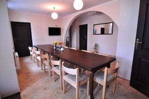 PieniężnoHotelik Hermes的用餐室配有大型木桌和椅子