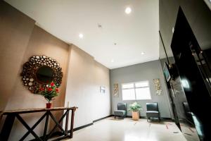 Apartemen Gunung Putri Square by Sirooms大厅或接待区