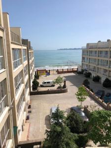 敖德萨Морская жемчужина的从大楼的阳台上可欣赏到海滩景色