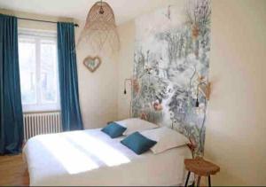 Villette-dʼAnthonMaison d'hôtes La Bella Casa的一间卧室配有白色床和蓝色枕头
