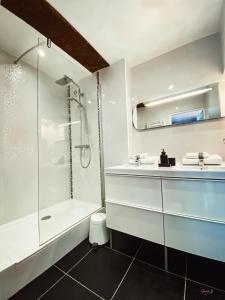 圣马洛L'AccrocheCoeur的带淋浴和盥洗盆的白色浴室