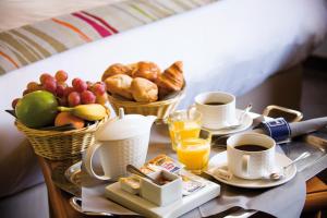 巴黎巴黎蒙马特智选假日酒店的桌上的早餐食品和咖啡托盘