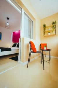 马赫穆迪亚Vero Holiday Apartment的配有桌子、椅子和床的房间