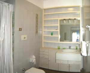 拉罗卡旅馆的一间浴室