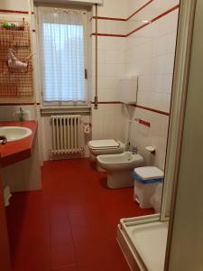 格拉索比奥拉罗卡旅馆的浴室设有2个卫生间和水槽