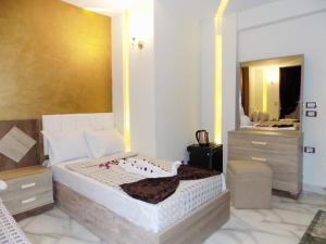 开罗城市酒店的一间卧室配有一张大床和镜子