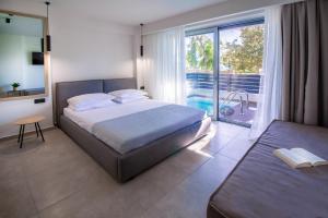 Aelia Seaside Luxury Suites客房内的一张或多张床位