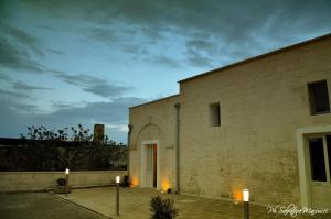 莱切Masseria La Lizza - Ospitalità Rurale的前面有两根蜡烛的砖砌建筑