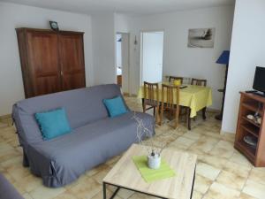 卡布勒通Villa Pour 4 Personnes Avec Piscine En Copropriete- Residence Le Bosquet Aux Ecureuils的客厅配有蓝色的沙发和桌子