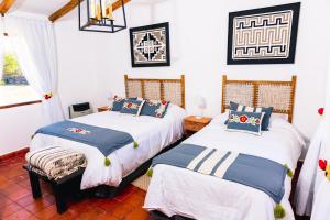 塔菲德尔瓦勒ESTANCIA LOS CUARTOS的一间卧室设有两张床和窗户。
