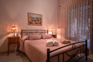 科罗皮Villa Begonia by the sea的一间卧室配有一张床,上面有两条毛巾