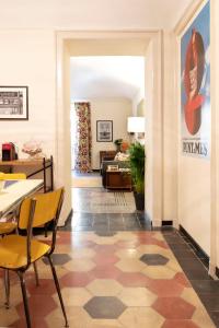 都灵Cernaia32的走廊设有桌椅和客厅